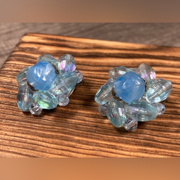 VINTAGE⚜️WEST GERMANY Light Blue Beaded Silver Tone  Cluster Clip On Earrings - Picture 4 of 11